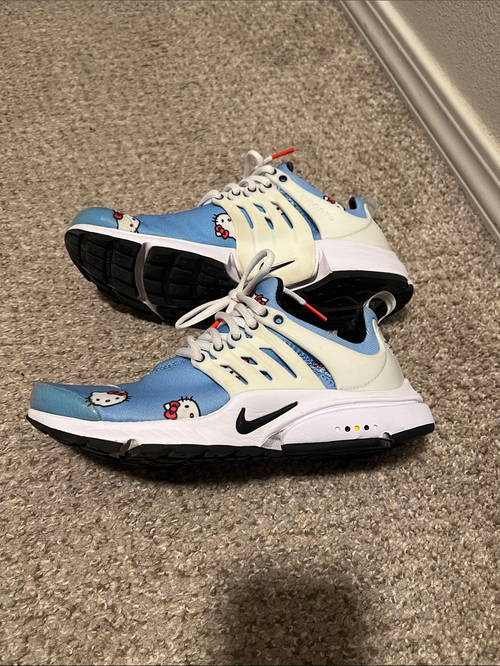 Nike Blue Hello Kitty Graphic u unisex Sneakers - Picture 2 of 5